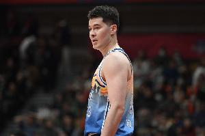 手感不太好！阿不都沙拉木半场7中2拿到7分3板1断