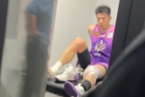 愿无大碍🙏京媒：邹雨宸意外受伤 将前往医院进一步检查