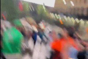 孤军奋战😮绿军球迷落单遭包围嘲讽 警察保护离场时摔下楼梯