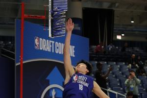 媒体人：在NBA联合试训现场 不止一支球队观看了杨瀚森的CBA集锦