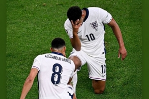 相聚皇马⚽贝林厄姆社媒晒与阿诺德国家队合照：欢迎阿诺德！