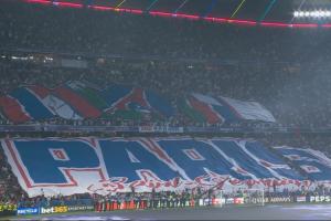 大战揭幕！现场巴黎球迷打出巨型TIFO