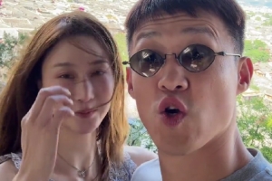 享受生活！周鹏更新社媒与妻子旅游：丽江 大风吹