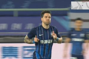 再下一城！牟鹏飞解围失误，绍尔头球破门，三镇2-0海牛
