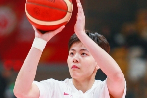 状态火热！杨舒予首节4投3中&三分2中1 攻下7分1板